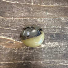 Load image into Gallery viewer, Septaria calcite 27-32g 3 cm