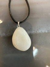 Lejupielādēt attēlu galerijas skatītājā, Balta ahāta kulons 2,5 cm x 1,5 cm