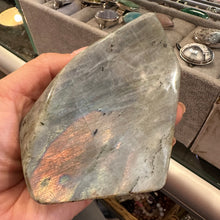 Загрузить изображение в средство просмотра галереи, Лабрадор 615 гр; 11 на 7 на 4 см