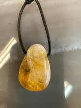 Lejupielādēt attēlu galerijas skatītājā, Citrīna kulons 2 cm