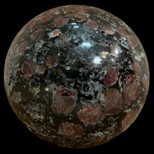 Загрузить изображение в средство просмотра галереи, Шар Гранат в породе 50 мм