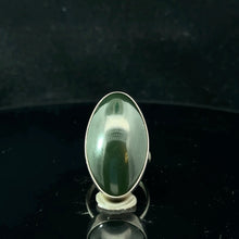 Lejupielādēt attēlu galerijas skatītājā, Sajanija nefrīta gredzens, 17. izmērs, 43 g, akmens 15 x 30 mm; 925. proves sudrabs