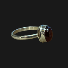 Lejupielādēt attēlu galerijas skatītājā, Gredzens ar granātu Melchior, 17. izmērs