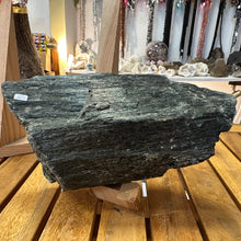 Lejupielādēt attēlu galerijas skatītājā, Kristāla aktinolīts 1770 gr; 20 x 9 x 6 cm