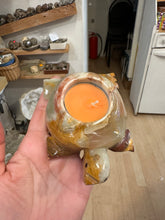 Lejupielādēt attēlu galerijas skatītājā, Svečturis kalcīta marmors, bruņurupuča formas, 12 cm