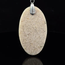 Lejupielādēt attēlu galerijas skatītājā, Aventurīna kulons balts 5 cm x 2 cm