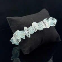 Lejupielādēt attēlu galerijas skatītājā, Dabīga zila topāza rokassprādze brīvā formā