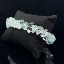 Lejupielādēt attēlu galerijas skatītājā, Dabīga zila topāza rokassprādze brīvā formā