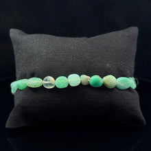 Lejupielādēt attēlu galerijas skatītājā, Chrysoprase rokassprādze brīvā formā 6mm, 24 krelles