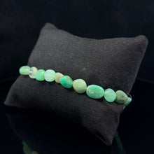 Lejupielādēt attēlu galerijas skatītājā, Chrysoprase rokassprādze brīvā formā 6mm, 24 krelles