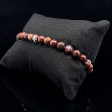 Lejupielādēt attēlu galerijas skatītājā, Rokassprādze Jašma 5mm, 32 krelles