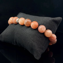 Lejupielādēt attēlu galerijas skatītājā, Rokassprādze Saules akmens 10mm, 19 krelles