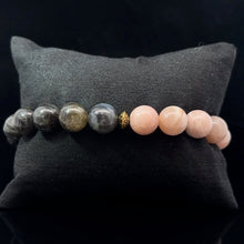 Lejupielādēt attēlu galerijas skatītājā, Rokassprādze Labradorīts un saules akmens 10mm, 19 krelles