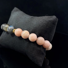 Lejupielādēt attēlu galerijas skatītājā, Rokassprādze Labradorīts un saules akmens 10mm, 19 krelles