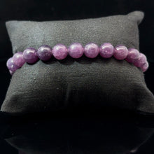 Lejupielādēt attēlu galerijas skatītājā, Lepidolīta rokassprādze, 8mm, 23 krelles