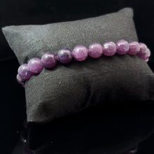 Lejupielādēt attēlu galerijas skatītājā, Lepidolīta rokassprādze, 8mm, 23 krelles