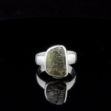 Lejupielādēt attēlu galerijas skatītājā, Moldavīta gredzens, 17,5 izmērs; 6 g akmens, 9 x 13 mm; 925. proves sudrabs