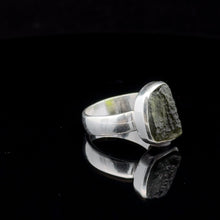 Lejupielādēt attēlu galerijas skatītājā, Moldavīta gredzens, 17,5 izmērs; 6 g akmens, 9 x 13 mm; 925. proves sudrabs