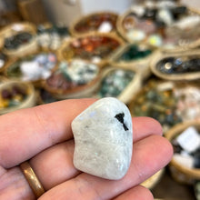 Load image into Gallery viewer, Moonstone 30g 2-2.5cm