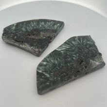 Lejupielādēt attēlu galerijas skatītājā, Serafinīta plāksne, pulēta 7-5 cm x 0,5 cm