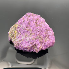 Lejupielādēt attēlu galerijas skatītājā, Stichīta minerāls 4 cm x 2 cm