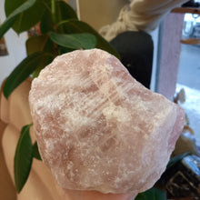 Lejupielādēt attēlu galerijas skatītājā, Rožu kvarcs, 1,982 kg, 13 x 11 cm
