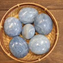 Lejupielādēt attēlu galerijas skatītājā, Zilais kalcīts. (Madagaskara) 170 g 6 līdz 5,5 cm