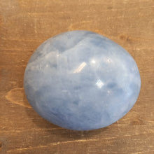 Lejupielādēt attēlu galerijas skatītājā, Zilais kalcīts. (Madagaskara) 170 g 6 līdz 5,5 cm