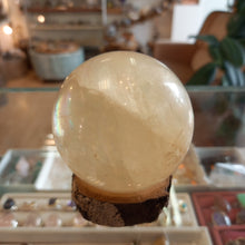 Загрузить изображение в средство просмотра галереи, Шар Кальцит 65 мм