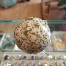 Загрузить изображение в средство просмотра галереи, Шар Змеевик с кварцoм 50 мм