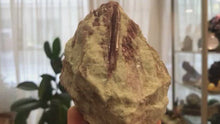 Lejupielādējiet un atskaņojiet videoklipus galerijas skatītājā Kvarca Kristāls ar rozā turmalīnu 465g, 10x8x6cm