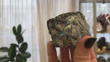 Lejupielādējiet un atskaņojiet videoklipus galerijas skatītājā Kianīta Kristāls 143g, 5x4x5cm