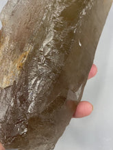 Lejupielādējiet un atskaņojiet videoklipus galerijas skatītājā Dūmu kvarcs kristāls 1074 grami 21cm