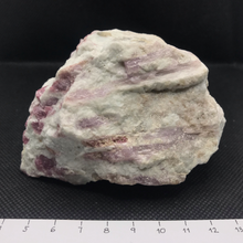 Lejupielādēt attēlu galerijas skatītājā, Kvarca Kristāls ar rozā turmalīnu 465g, 10x8x6cm