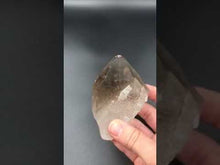 Загружайте и воспроизводите видео в средстве просмотра галереи Дымчатый кварц, 135 г, 8 × 6 × 3 см