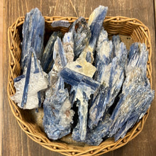 Загрузить изображение в средство просмотра галереи, Кристал Кианит 40-50 гр, 7-9см