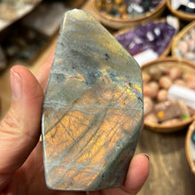Загрузить изображение в средство просмотра галереи, Лабрадорит (Мадагаскар) 308г, 10х5х4см