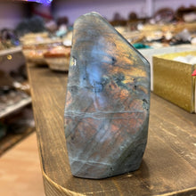 Загрузить изображение в средство просмотра галереи, Лабрадорит (Мадагаскар) 308г, 10х5х4см