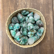 Load image into Gallery viewer, Dioptase in quartz 30mm 16g