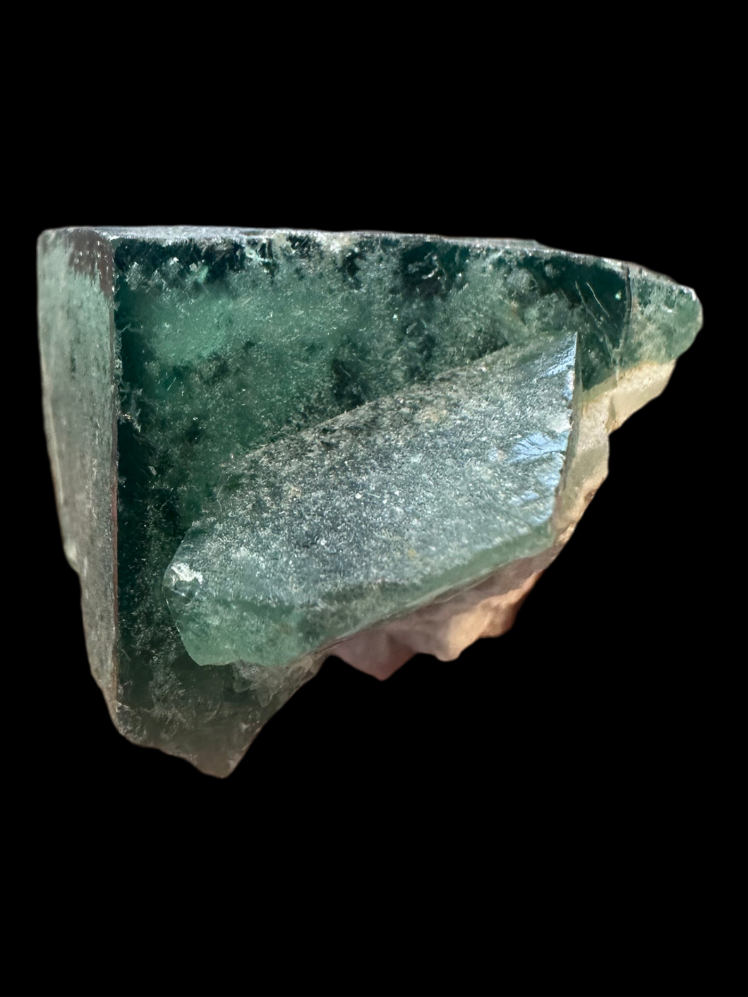 Fluorite crystal Madagascar fluoresce 138 gr; 6.5 by 5 by 4 cm