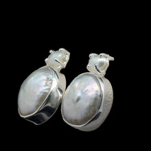 Load image into Gallery viewer, Серьги Жемчуг, 2 см  гвоздики серебро 925
