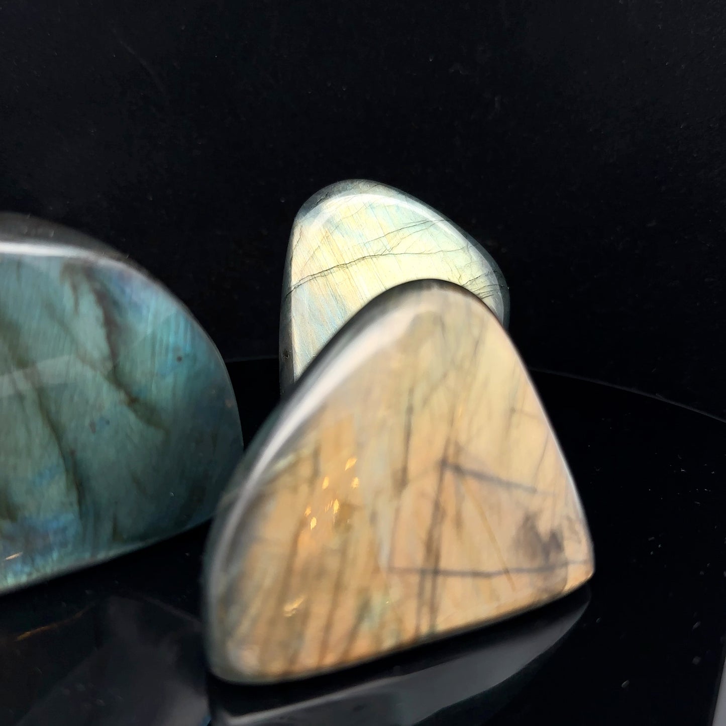 Labrador, pieces 45-55 by 43-50 by 15 mm; 90-110 g