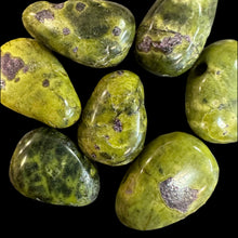 Load image into Gallery viewer, Pendant Atlantisite (Serpentine, Stichtite) 2cm
