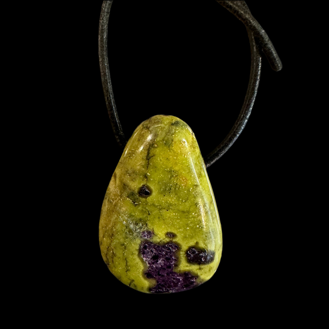 Pendant Atlantisite (Serpentine, Stichtite) 2cm