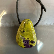 Load image into Gallery viewer, Pendant Atlantisite (Serpentine, Stichtite) 2cm
