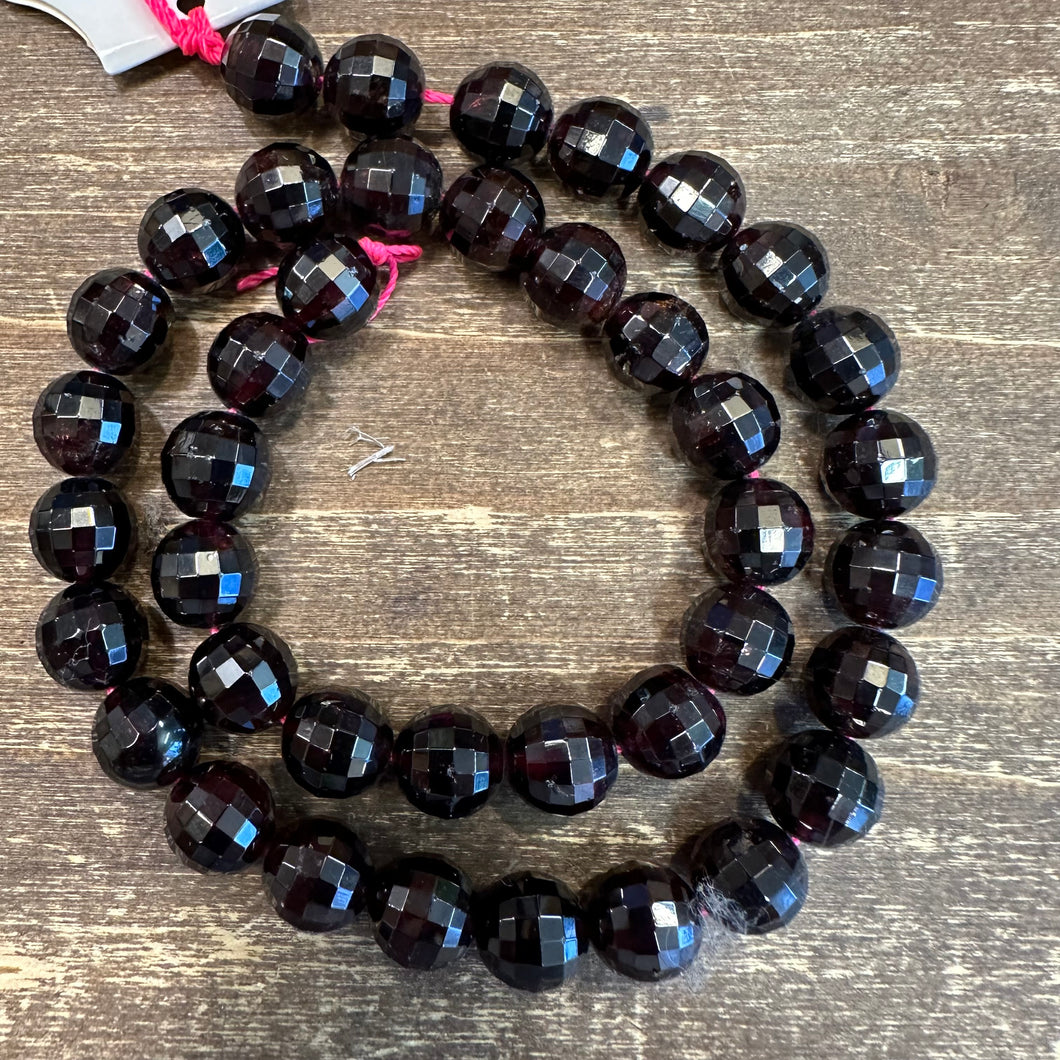 Pyrope garnet, faceted 10 mm 41 beads