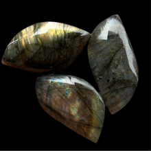 Load image into Gallery viewer, Cabochon Labrodarite
