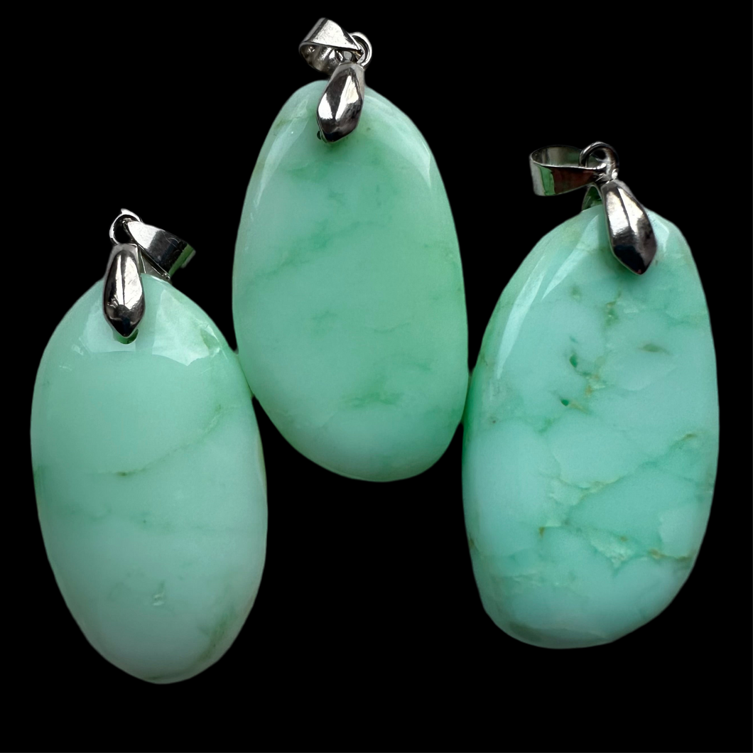 Chrysoprase pendant 4 x 2.5 cm