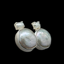 Load image into Gallery viewer, Серьги Жемчуг, 2 см  гвоздики серебро 925
