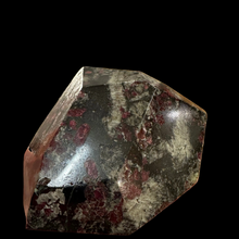 Загрузить изображение в средство просмотра галереи, Эвдиалит, эгирин, апатит 900гр, 6,5 на 10 на 7 см
